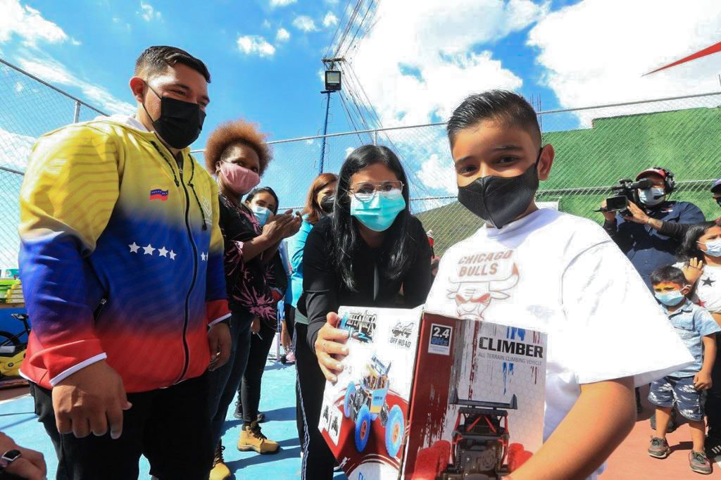 NicolasMaduro's tweet photo. Agradezco el esfuerzo y compromiso de nuestros Líderes y Lideresas que han llegado a cada rincón del país para dibujar sonrisas en los rostros de nuestros niños y niñas. 

Nos mueve el amor por el Semillero de la Patria. ¡Feliz Navidad! https://t.co/d6Y2kt1xlJ