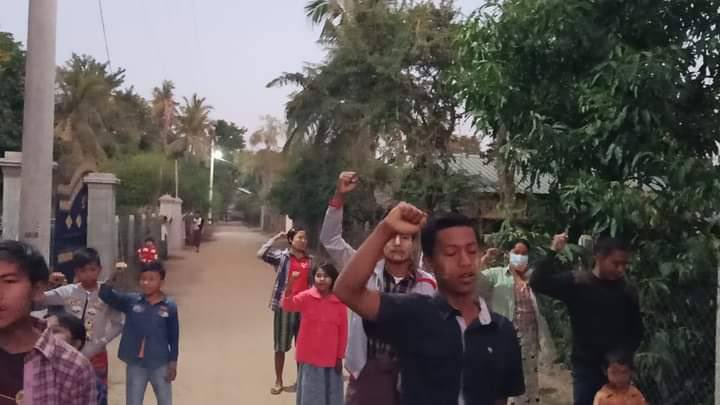 An evening protest against military dictatorship by residents from KyaySarKya Village, Yinmarpin Township.
#PropagandaOfWorld  #Dec25Coup #WhatsHappeningInMyanmar