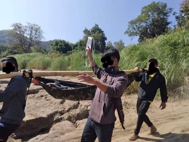 YatanarLwin's tweet photo. Scene of An injured man in a shooting of military council in Myawaddy Tsp, Karen State on Dec 25 is being taken to Thailand for medical treatment.
#PropagandaOfWorld 
#Dec25Coup  
#WhatsHappeningInMyanmar https://t.co/958COjjZDe
