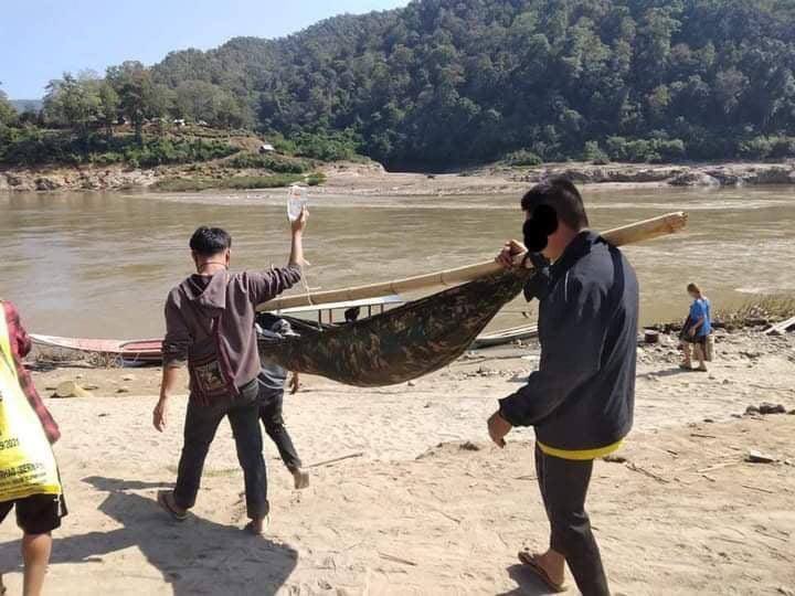 Scene of An injured man in a shooting of military council in Myawaddy Tsp, Karen State on Dec 25 is being taken to Thailand for medical treatment.
#PropagandaOfWorld 
#Dec25Coup  
#WhatsHappeningInMyanmar