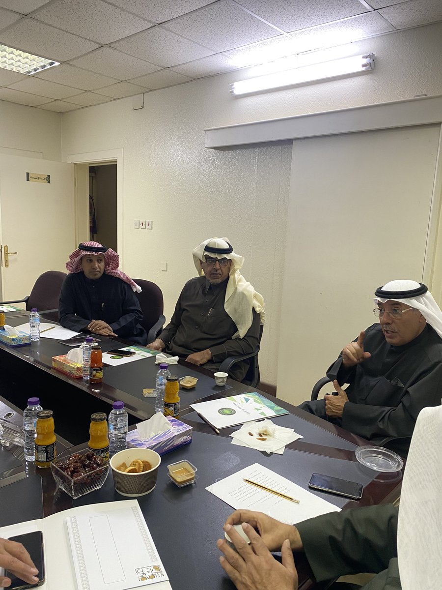 unaizah0's tweet photo. رئيس لجنة أهالي عنيزة بالإنابة يجتمع بفريق العلاقات العامة والاعلام باللجنة ويتابع الاستعدادات لحفل تكريم الوجيه عبدالله بن عبدالرحمن الزامل السليم ولقاء أهالي عنيزة ويقدم شكره وتقديره للجان العاملة بهذه المناسبة . https://t.co/fYdrVWPmNy