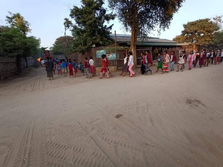 Residents in the eastern part of Monywa District, Sagaing Division, marched to demand unity as a force for the overthrow of the military dictatorship.
#PropagandaOfWorld #Dec25Coup  
#WhatsHappeningInMyanmar