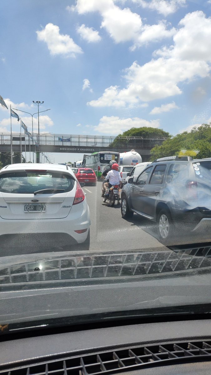 Pumandreu's tweet photo. Quien habrá sido el cráneo que armó un control en diagonal 74 camino a punta Lara un 25 al mediodía??? https://t.co/TzTYTpB95d