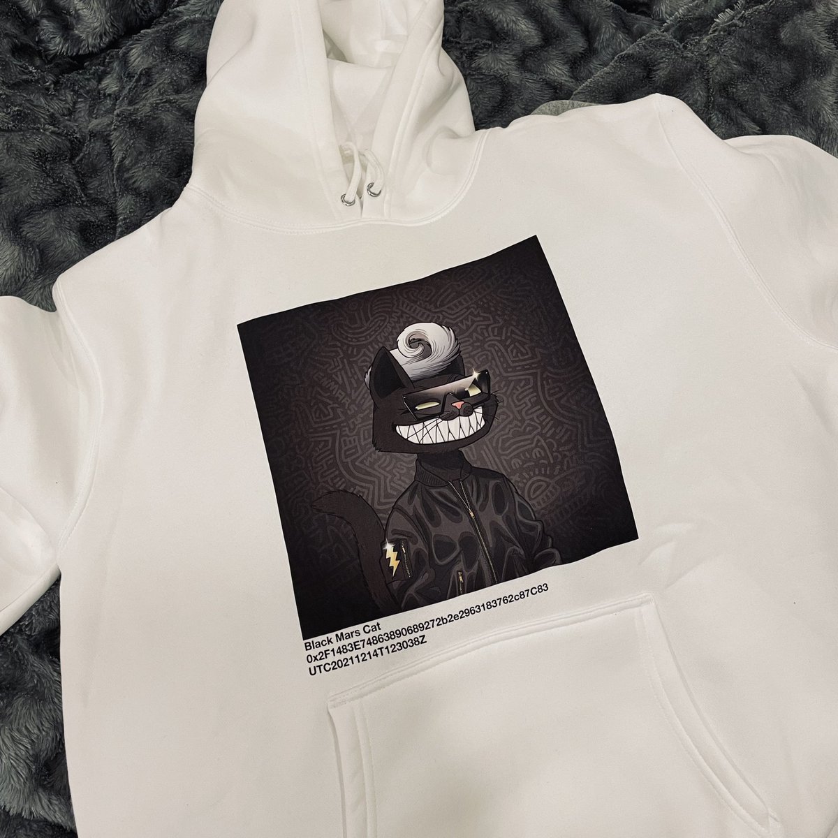 NFTMerchAPP's tweet photo. Check out the quality of our print and some details! This will be shipped soon, the owner must really love his Black Mars Cat! #nftmerch https://t.co/UMmrNw73U2