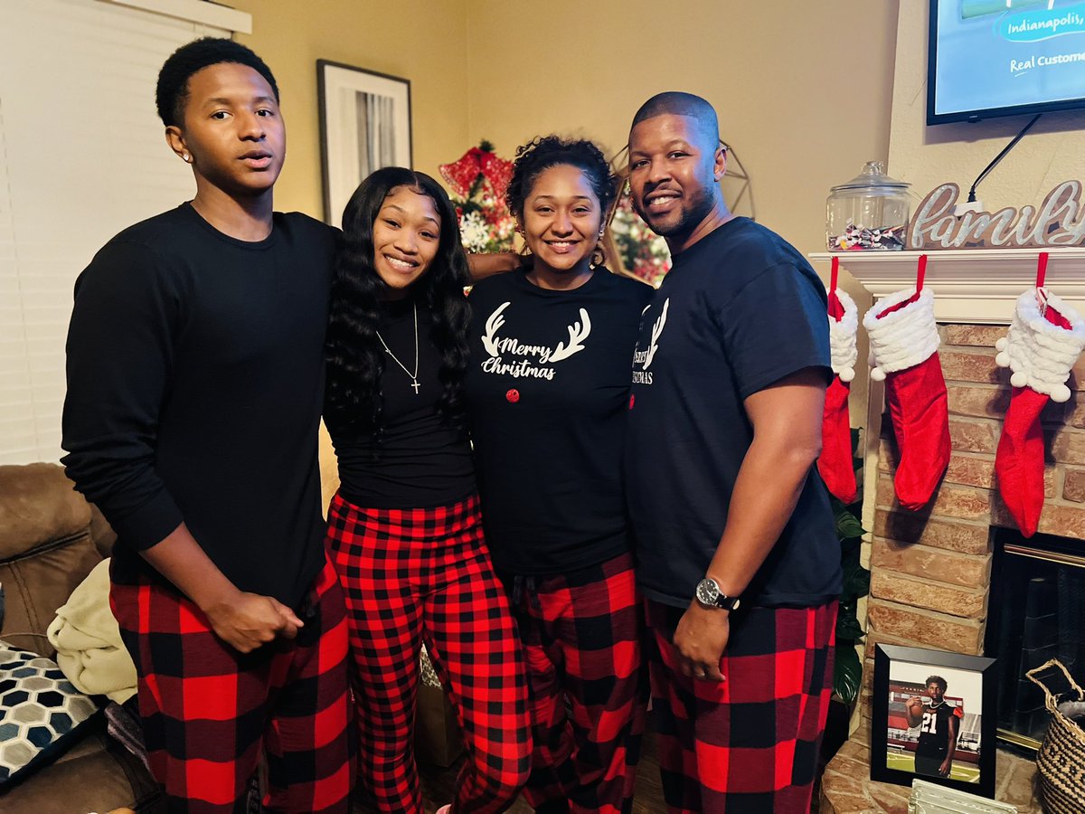 EricPatton17's tweet photo. Merry CHRISTmas!!! I’m so grateful for this moment to spend time with family and friends, Most importantly the gift of Christ Jesus. https://t.co/u16J2GouIG