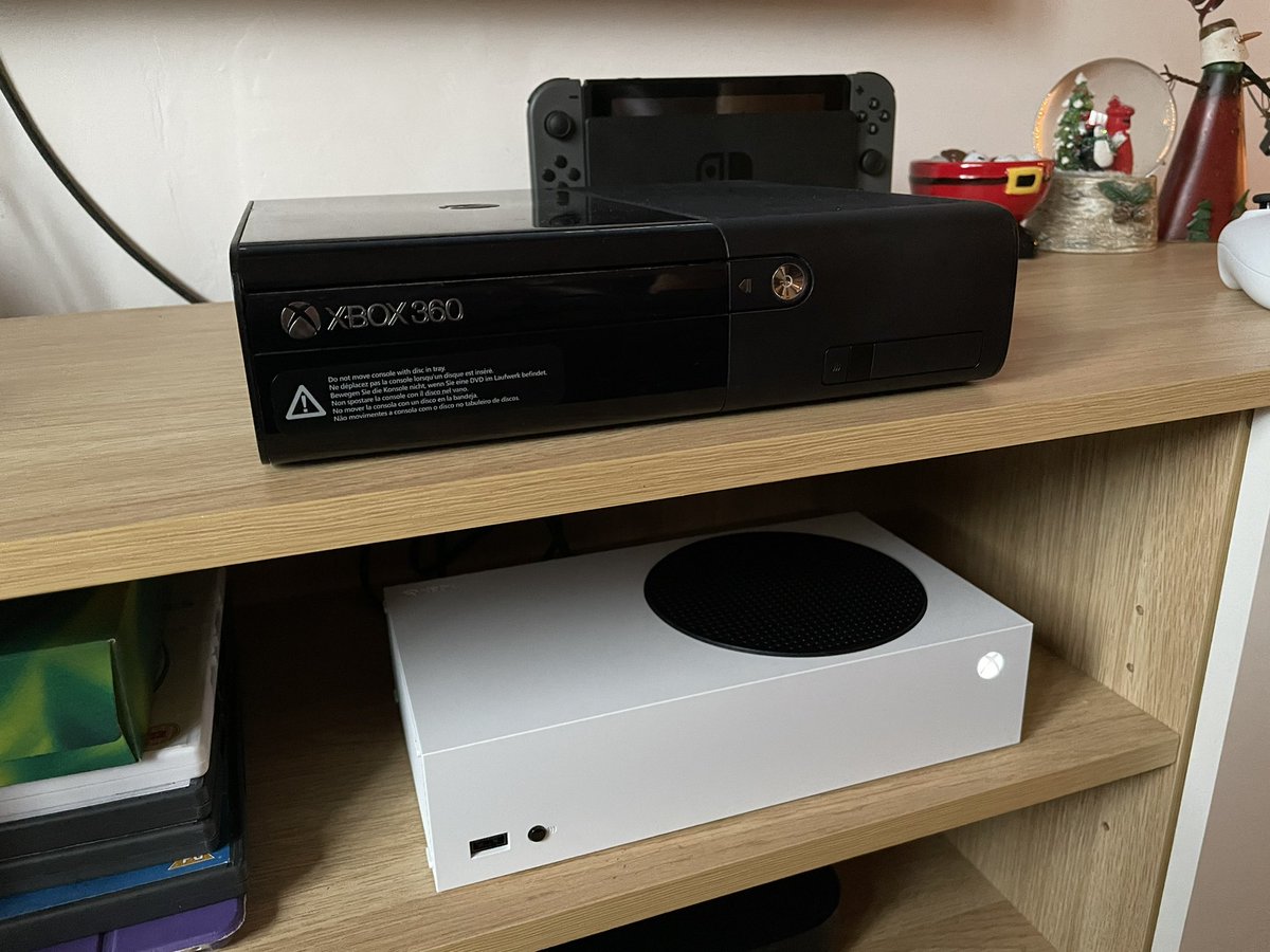 JustTeddii's tweet image. Upgraded the families Xbox 360 to the Series S with a GamePass subscription, the little console that can! 

I also love that my family are #TeamSticker 💪