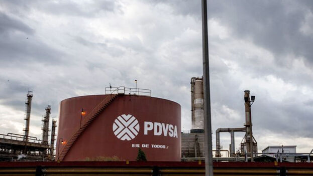 NoticiasFalcon's tweet photo. Venezuela alcanzó la producción de un millón de barriles de petróleo⁣⁣.
⁣
El Gobierno de Venezuela anunció este sábado que superó la producción de un millón de barriles de petróleo «a pesar de las amenazas del bloqueo criminal», citó EFE.⁣⁣
⁣⁣
https://t.co/XobHGIh7jI https://t.co/IVDNzEX6xA