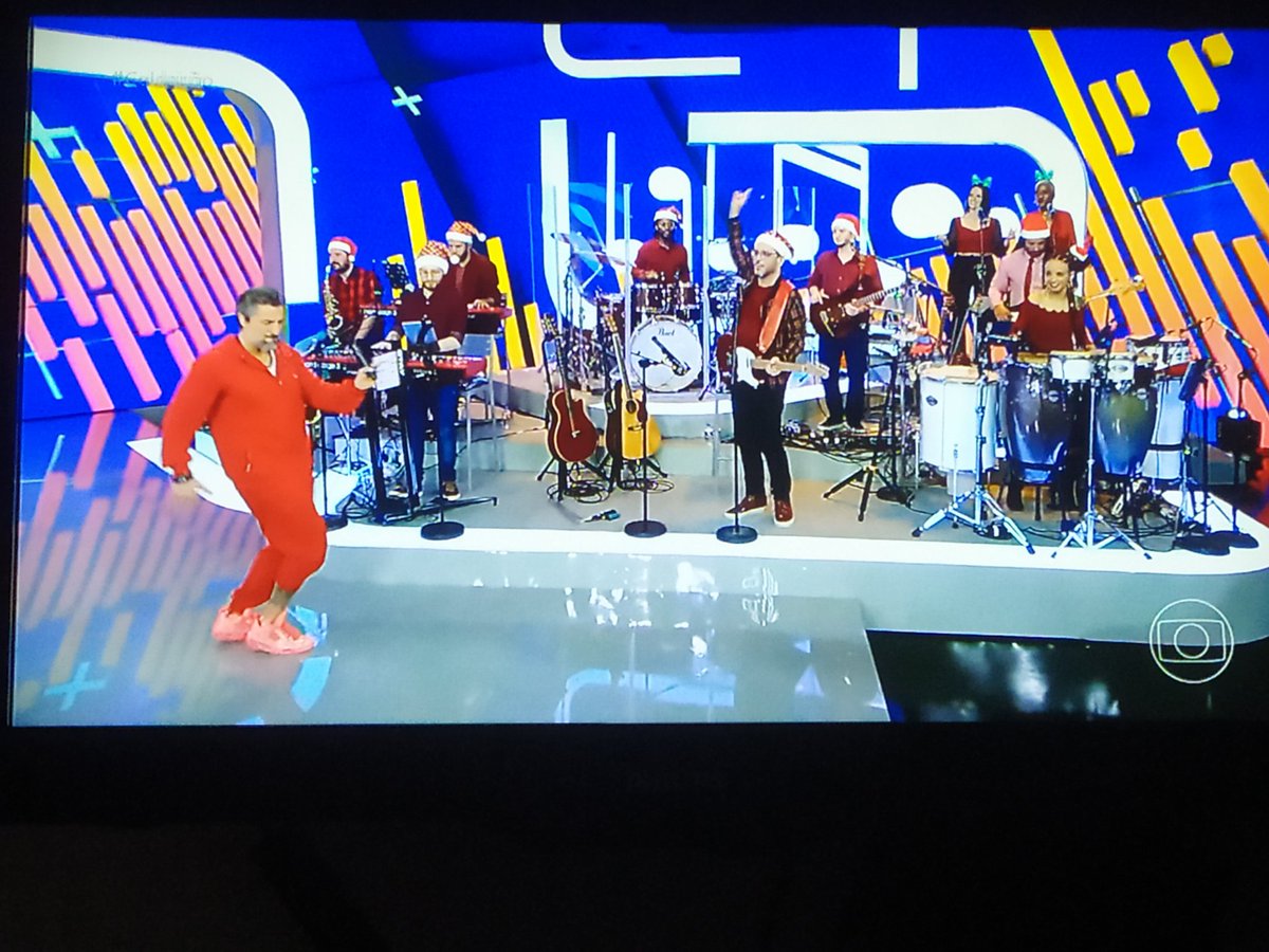 Josinal15857773's tweet photo. Mais um show do Lucio Mauro e Filhos #Caldeirão https://t.co/TYs8VTMOZB