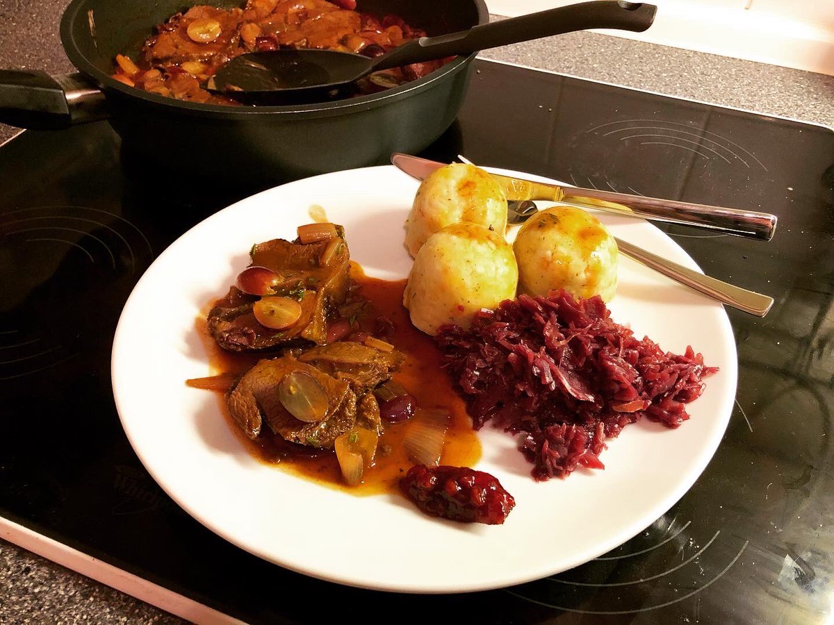 JayGuevara82's tweet photo. #Hirschrollbraten mit #RotKohl #Knödeln und #Rotwein #Trauben #Sauce

#Dinner #XMasDinner #HelsKitchen #FoodPorn #RoastPorn #VenisonRoast #VenisonPorn https://t.co/Oxg90w63o6