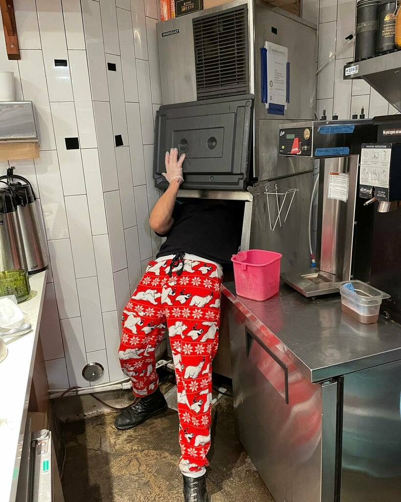 spoke_lariver's tweet photo. No idea how Santa managed to come down out of the ice maker, but there you have it. Christmas 2021. Hope yours is merry and bright and full of love. ❤️🎄🍊 https://t.co/vGifrZqQ0X