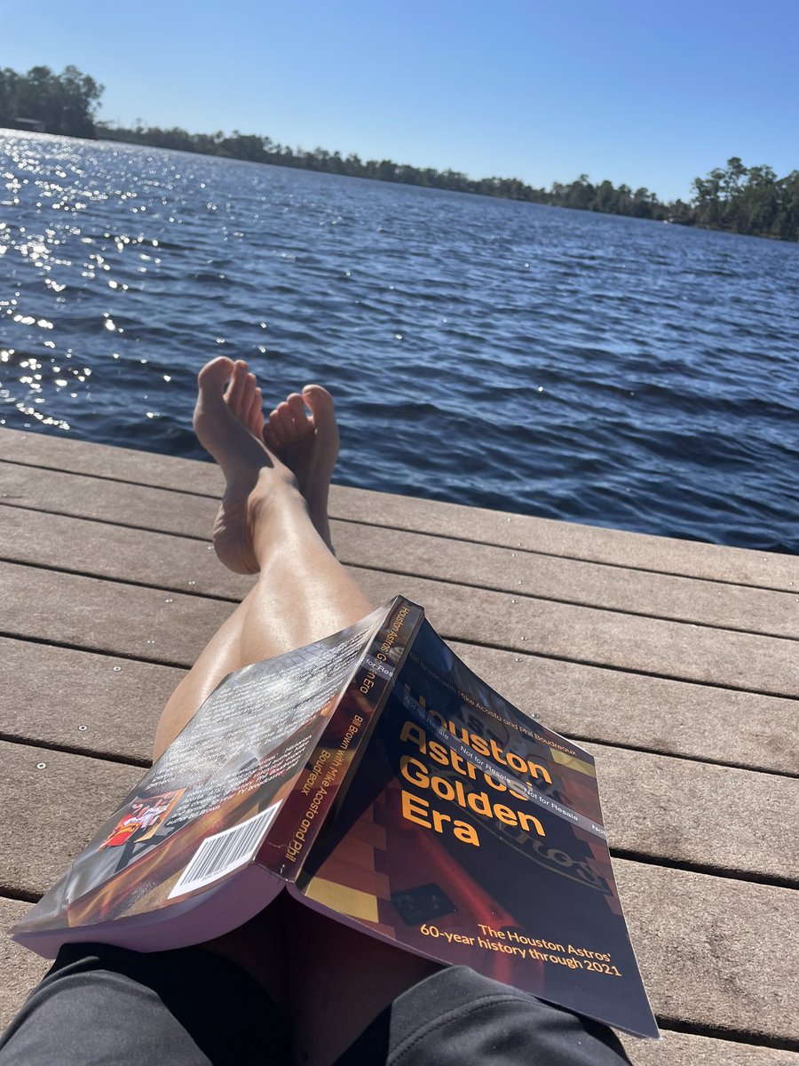 JohnFrost3's tweet photo. @BrownieTw @AstrosTalk A little lakeside Christmas reading. Great job, guys! https://t.co/0GOIQ7zYIa
