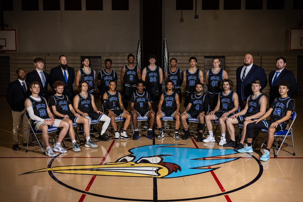 DSLCCBasketball's tweet photo. Merry Christmas from your #DSLCC #ROADRUNNERS 🎄 🎅🏼 🏀 https://t.co/nKhaubpxub