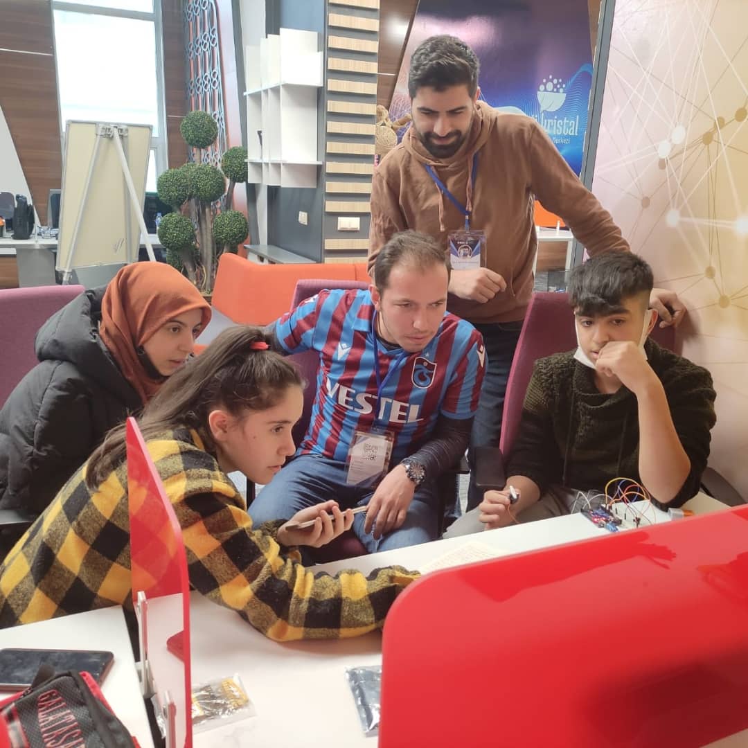 ETÜ Kristal Girişimcilik Merkezinde Bilim Teknik Koleji Öğrencilerine IEEE ETÜ Yönetim Kurulu olarak  kodlama ve donanım eğitimleri vermeye devam ediyoruz...
IEEE ile Kalın...
<a href="/Harmopower/">Harmopower Bilişim ve Danışmanlık</a> 
@nemflora 
<a href="/EtuKristal/">Etü Kristal</a> 
@erzurumteknik 
<a href="/etu_sks/">ETÜ SKS</a>