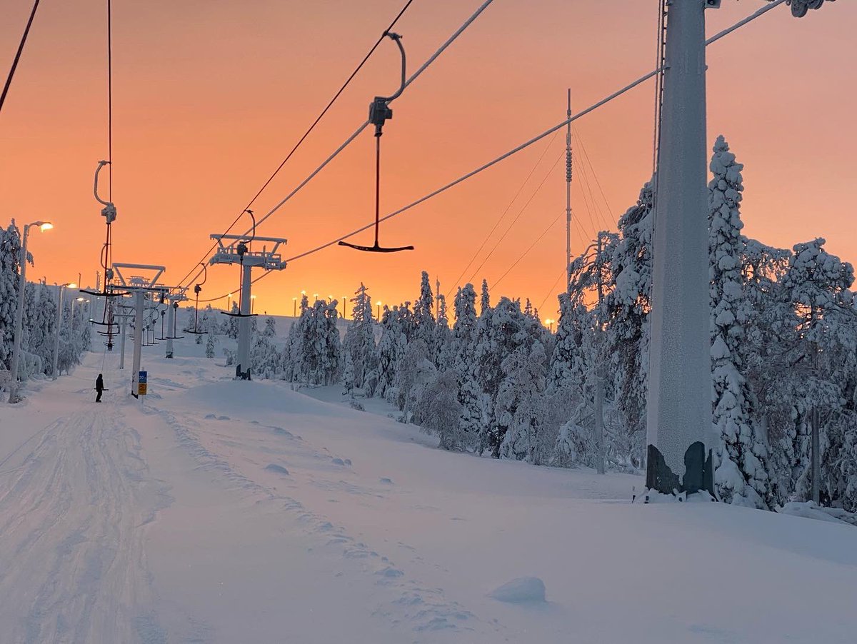petrihollmen's tweet photo. Viisi viikkoa vielä ja tässä ankkurin vieressä pyörii nelipaikkainen, nopea tuolihissi. Pyhän pohjoisrinteet ovat sen jälkeen eittämättä Suomen parhaimmistoa :) #pyhatunturi #tunturifiilis https://t.co/DnAqCIE1iw