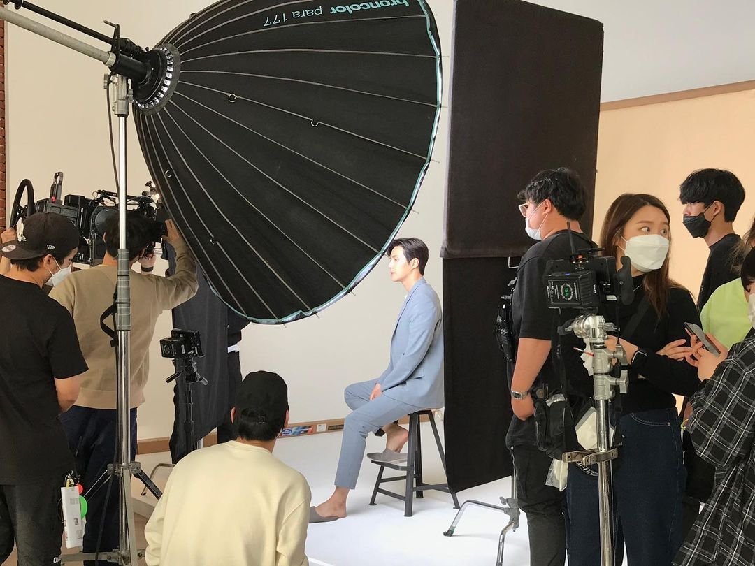 KimSeonHo_In's tweet photo. Everwhite CF director posted pics on IG with KimSeonho

l.e.e_s.o.l IG

#everwhite #김선호 #kimseonho #saveaz #세이브에즈 https://t.co/HJcsH5IlgY