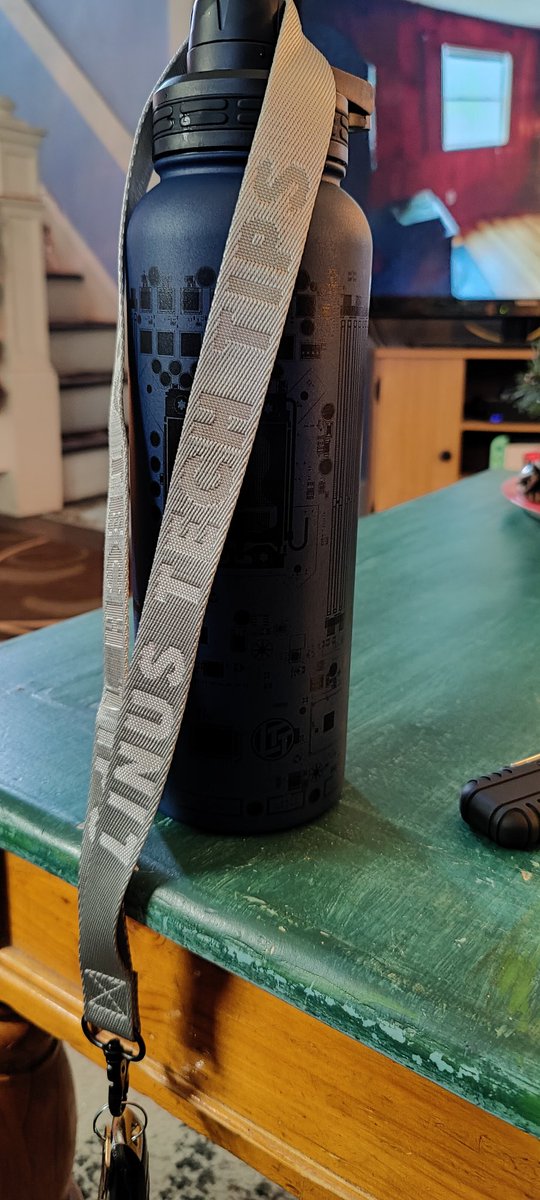 Tizzy0621's tweet photo. Gotta love a @LinusTech Christmas https://t.co/XtzjgjaeIp