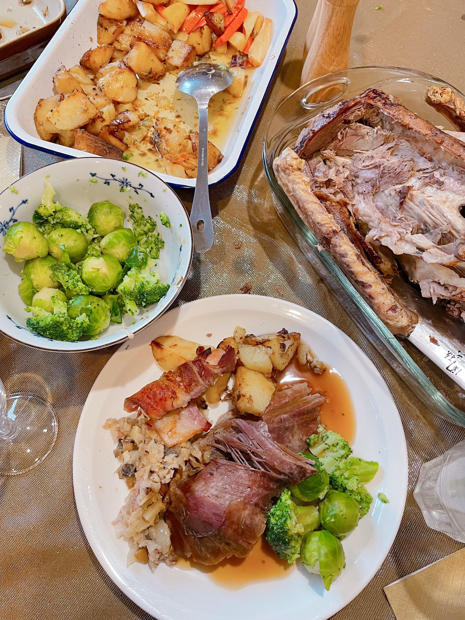 Brighton Tea Room Roast Goose ガチョウのロースト クリスマスのローストはターキーだけではありません 今年はガチョウのロースト ターキーと違って脂肪が多いのでローストする前に余分な脂肪の塊を取り除きます 焼き上がりはドライにならずに