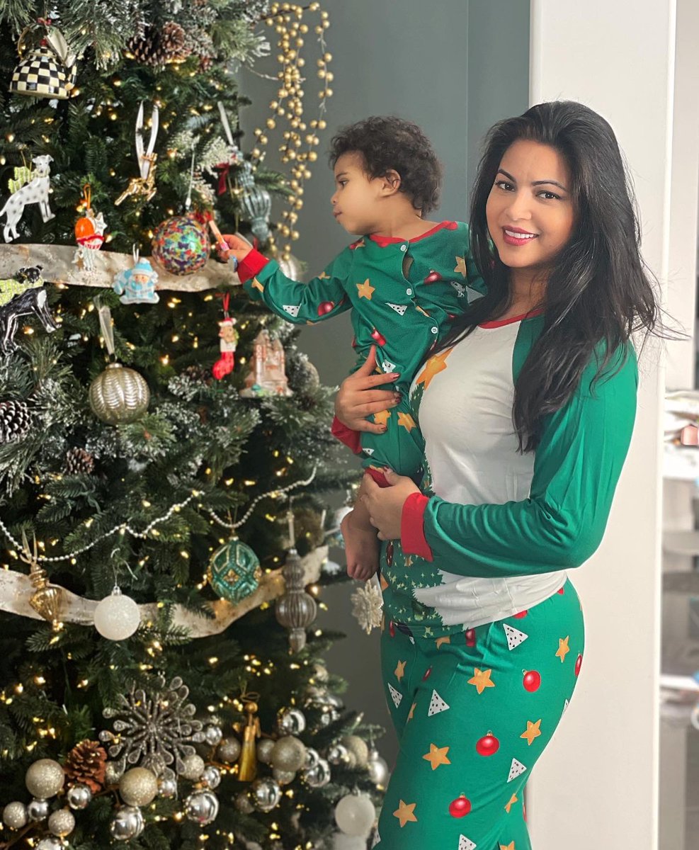 natasha_sen's tweet photo. Merry Christmas &amp; Happy Holidays! 🎄🎊🎁💞 https://t.co/NP5BWIuger