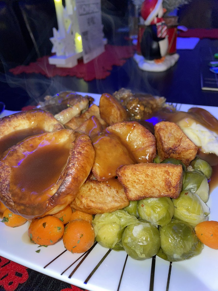 girlsour's tweet image. Grub time! #Christmas2021 #teasoot #getinmabelly