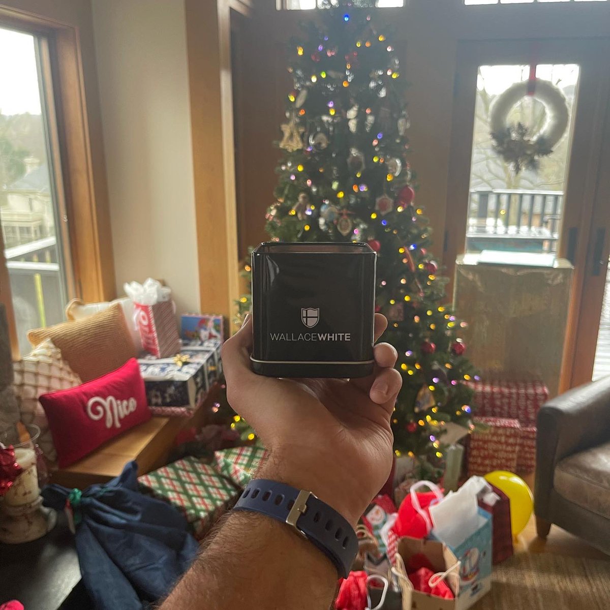 wallacewhiteco's tweet photo. Happy holidays from Wallace White! It’s not too late to use our discount code “holiday” to get 2 watches for $70 https://t.co/I3tKxXtPtS