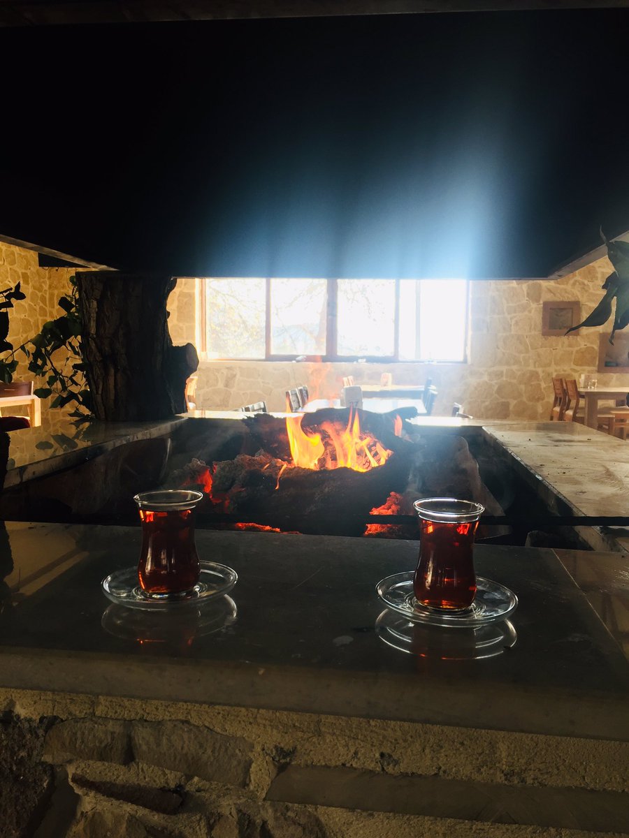 meryemtas33's tweet photo. "
Bir bardak ''#ÇAY,''
Biraz müzik kırıntısı,
Biraz ''#HÜZÜN,''
ve geçip giden kocaman bir ''#ÖMÜR.''
İşte hepsi bu...
#çay
#asput
#dost
" https://t.co/jWOP1CwNze