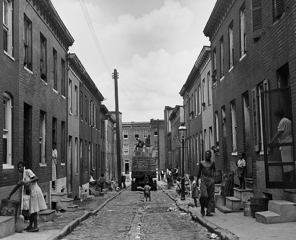 AmerikaInBlack's tweet photo. Baltimore, Maryland (1940s). A street scene, photographed by Bradley Smith. https://t.co/8gAWkQWI0N