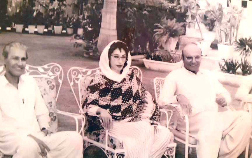 نارسائی اگر اپنی تقدیر تھی 
تیری الفت تو اپنی ہی تدبیر تھی 
کس کو شکوہ ہے گر شوق کے سلسلے 
ہجر کی قتل گاہوں سے سب جا ملے 
قتل گاہوں سے چن کر ہمارے علم 
اور نکلیں گے عشاق کے قافلے 
جن کی راہ طلب سے ہمارے قدم 
مختصر کر چلے درد کے فاصلے ۔۔۔

#SMBB 
#ShaheedFazilRahu
#RasoolBuxPalijo
