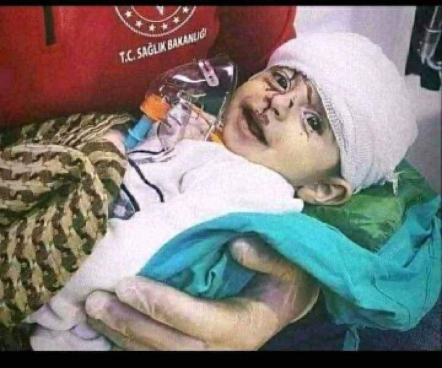 salahaldkak's tweet photo. ما الذي تحمل للأطفال في صنعاء في صعدة في المحويت يا "بابا نويل"
غير وَيلْ
دائرٍ يفترس الأرحام من سبعٍ سنينٍ كل لَيْلْ
ماالذي تحمل يا"سانتاكلوزْ"
من أعاجيب الكنوزْ
لصغار اليمن الجوعى سوى ألعاب رافال تُسَلّي ملك النفط الذهاني العجوزْ
وصناديق كروز
#صلاح_الدكاك https://t.co/qEMyR2RGDV