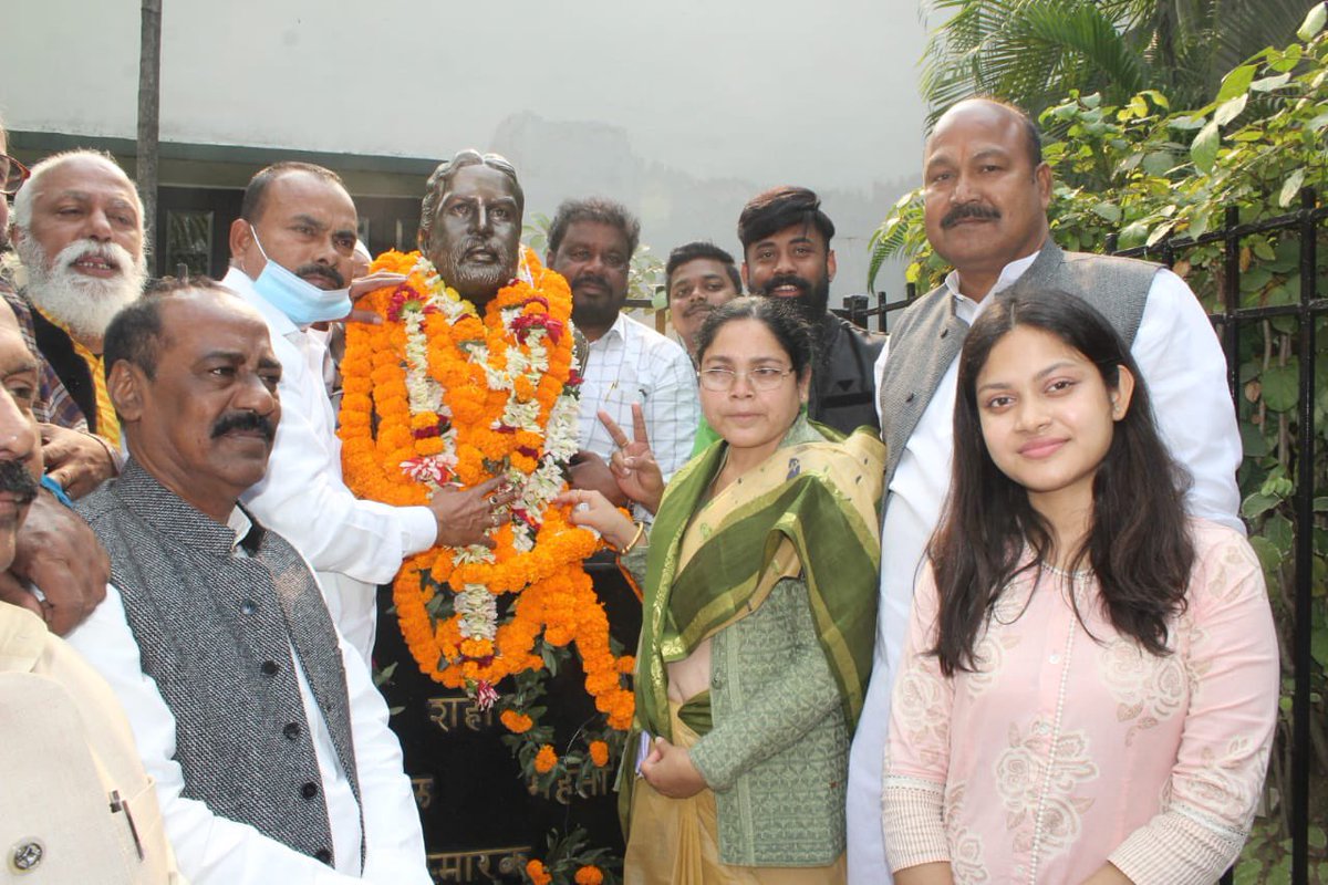 sabitamahatoJMM's tweet photo. झारखंड के मसीहा वीर शहीद निर्मल महतो के समाधि स्थल पर 71 वाँ जन्म जयंती मनाया गया। इस दौरान  झारखंड सरकार के मंत्री @ChampaiSoren, @BannaGupta76 , विधायक रामदास सोरेन, @SanjibSardarMLA , @mangal_kalindi ने समाधि स्थल पर श्रद्धांजलि अर्पित कर वीर शहीद निर्मल महतो को नमन किया। https://t.co/t7XjxwfvVj