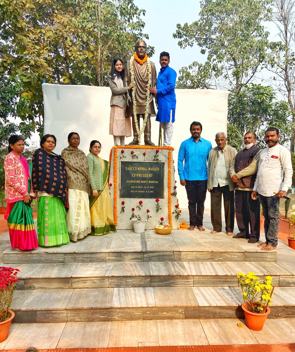 sabitamahatoJMM's tweet photo. झारखंड के मसीहा वीर शहीद निर्मल महतो के समाधि स्थल पर 71 वाँ जन्म जयंती मनाया गया। इस दौरान  झारखंड सरकार के मंत्री @ChampaiSoren, @BannaGupta76 , विधायक रामदास सोरेन, @SanjibSardarMLA , @mangal_kalindi ने समाधि स्थल पर श्रद्धांजलि अर्पित कर वीर शहीद निर्मल महतो को नमन किया। https://t.co/t7XjxwfvVj