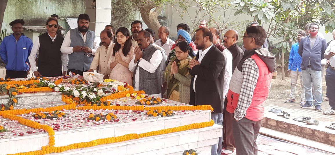 sabitamahatoJMM's tweet photo. झारखंड के मसीहा वीर शहीद निर्मल महतो के समाधि स्थल पर 71 वाँ जन्म जयंती मनाया गया। इस दौरान  झारखंड सरकार के मंत्री @ChampaiSoren, @BannaGupta76 , विधायक रामदास सोरेन, @SanjibSardarMLA , @mangal_kalindi ने समाधि स्थल पर श्रद्धांजलि अर्पित कर वीर शहीद निर्मल महतो को नमन किया। https://t.co/t7XjxwfvVj
