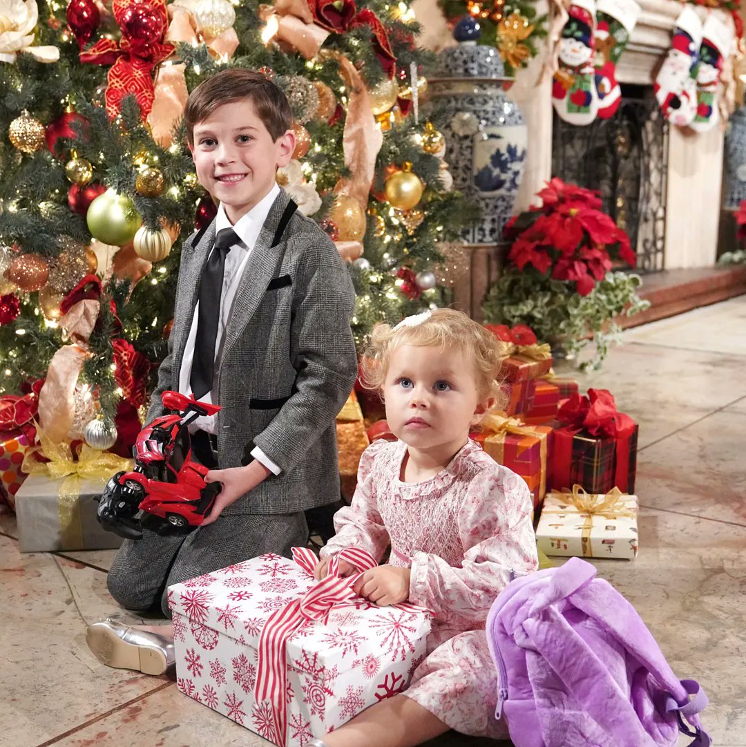 LopeFamily4ever's tweet photo. Merry Christmas Lope Family!! 🎅🎄⛄🤶 #AnnikaNoelle #ScottClifton #HopeLoganSpencer #LiamSpencer #BethSpencer #DouglasForrester #Lope #LopeFamily #LopeForever #LiamHopeBethForever https://t.co/57SLN02FfC