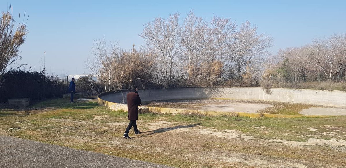 efemarq's tweet photo. El dipòsit fa 25 m de diàmetre i té una capacitat de 1.000 m3. La paret circular de #formigó fa només 6 cm de gruix i té una malla de #filferro a dins. El 1893 ningú creia que un gruix tant petit podria aguantar l'empenta de l'aigua, però el dipòsit ha estat en ús fins al s. XXI. https://t.co/NgBDw0euAi