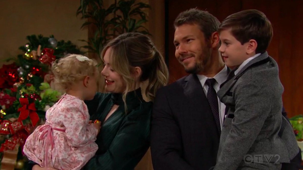 LopeFamily4ever's tweet photo. Merry Christmas Lope Family!! 🎅🎄⛄🤶 #AnnikaNoelle #ScottClifton #HopeLoganSpencer #LiamSpencer #BethSpencer #DouglasForrester #Lope #LopeFamily #LopeForever #LiamHopeBethForever https://t.co/57SLN02FfC