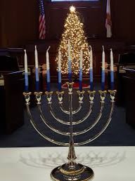 IntegralYogaCtr's tweet photo. Wishing everyone a healthy peaceful blessed Hanukkah and Christmas .  Message of Love by #SwSatchidananda https://t.co/r6vdlhMr2k @angelrain108 @anandaprods @nirmalaheriza #newswise #ForbesLife #UCLAHealth #harpersbazaarus https://t.co/s1mTRzK1VG
