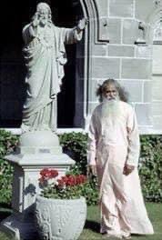 IntegralYogaCtr's tweet photo. Wishing everyone a healthy peaceful blessed Hanukkah and Christmas .  Message of Love by #SwSatchidananda https://t.co/r6vdlhMr2k @angelrain108 @anandaprods @nirmalaheriza #newswise #ForbesLife #UCLAHealth #harpersbazaarus https://t.co/s1mTRzK1VG