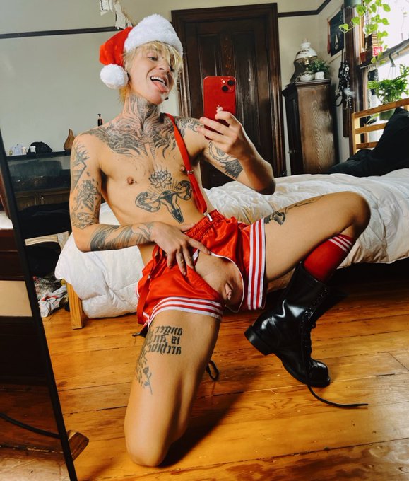 1 pic. Happy Ho-lidays from ur sexy neighborhood ~Trantaclaus?❤️?❤️? https://t.co/egWplOaH2X https://t