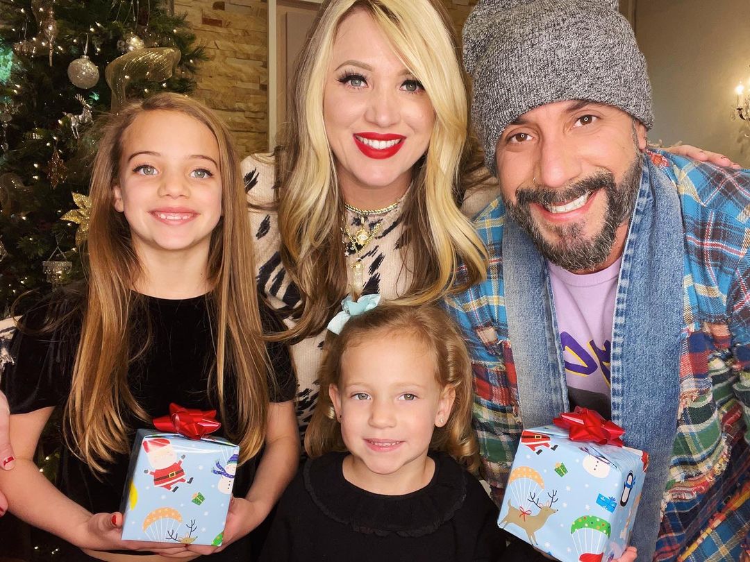 BSBHungary's tweet photo. Merry Christmas 🎄🎁 https://t.co/gdfPle2jWa  💫🎁
#christmastimeagain #backstreetboys #wearebsb https://t.co/VBMTcWCtzO