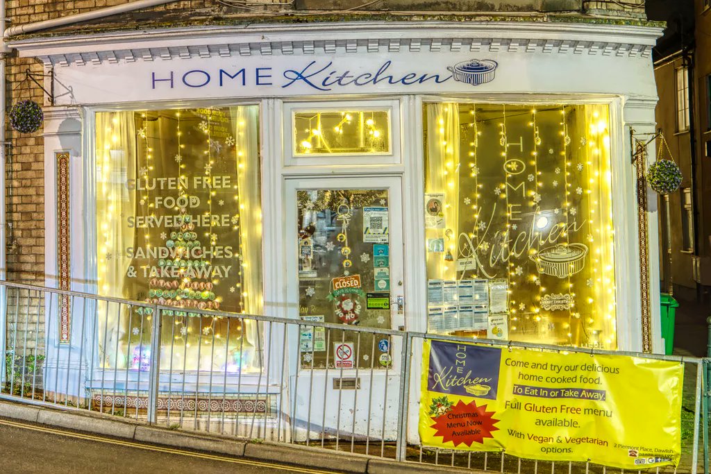 Home Kitchen look very sparkly.
•⠀
•⠀
•⠀
•⠀
•⠀
#christmaswindows #christmaswindowdisplay #christmasdisplay #christmasdawlish #christmasindawlish