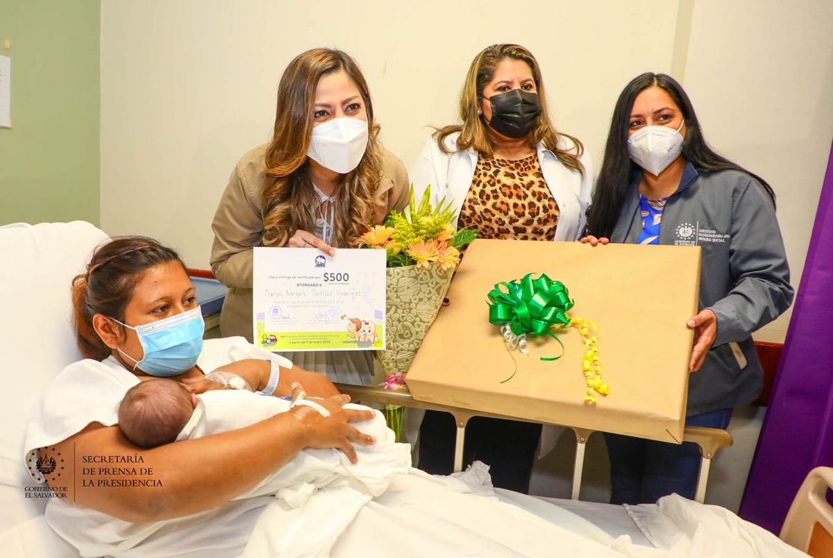 <a href="/nayibbukele/">Nayib Bukele</a> <a href="/isss_gob_sv/">ISSS</a> <a href="/MonicaAyalaGue1/">Mónica Ayala Guerrero 🇸🇻</a> #PrimerBebéEnNavidad | La directora del <a href="/isss_gob_sv/">ISSS</a>, <a href="/MonicaAyalaGue1/">Mónica Ayala Guerrero 🇸🇻</a>, entrega el certificado de apoyo económico a la madre del primer bebé nacido en Navidad. El monto es de $500.