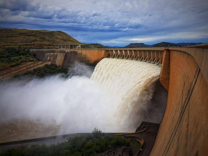 ReenvalSA's tweet photo. A full Gariep dam at 105% capacity in all it's late afternoon splendour. What a sight and with more dark clouds looming on the horizon. 📷Eugene Yntema https://t.co/ZTyj0MNvpn