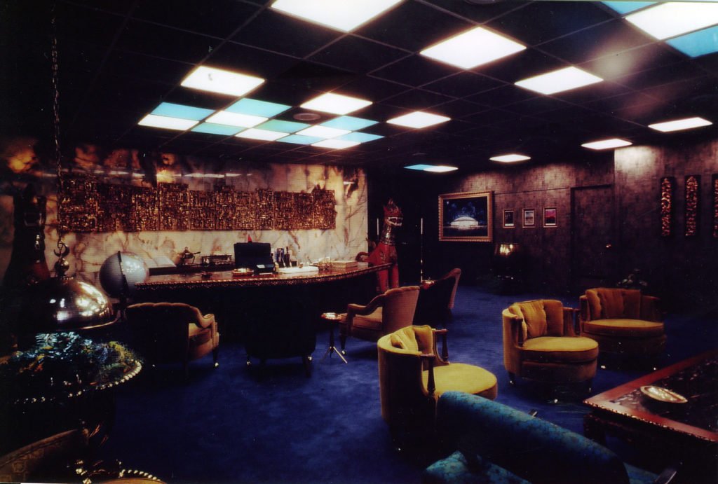 RyanLSack's tweet photo. @_lexxkiara24 Google pictures of his apartment suite built inside of the Astrodome if you've never heard about/seen pic of.. very very cool.. unfortunately not there anymore.. apparently more seats were eventually installed in it's place.. here are a few.. https://t.co/xsqKoiMJfN