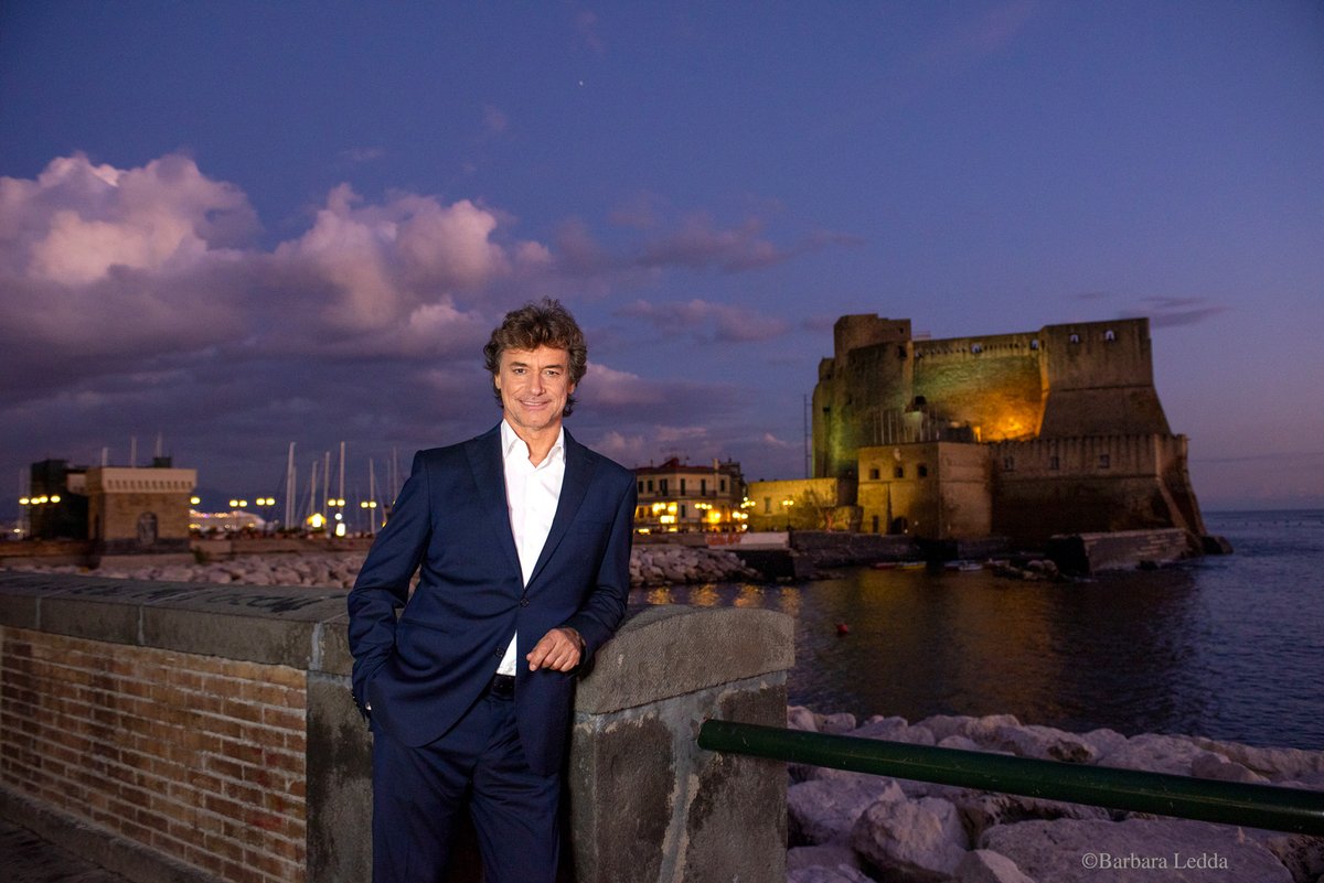 albertoangela's tweet photo. Vi aspetto alle 21.25 su @RaiUno per #StanotteaNapoli. Accompagnati dalla magia della serata di Natale e da alcuni amici che ci aiuteranno a raccontarla, viaggeremo tra le strade, i monumenti, gli artisti, la cucina e le tradizioni di una delle città più affascinanti del mondo. https://t.co/MxcIvAJlxv