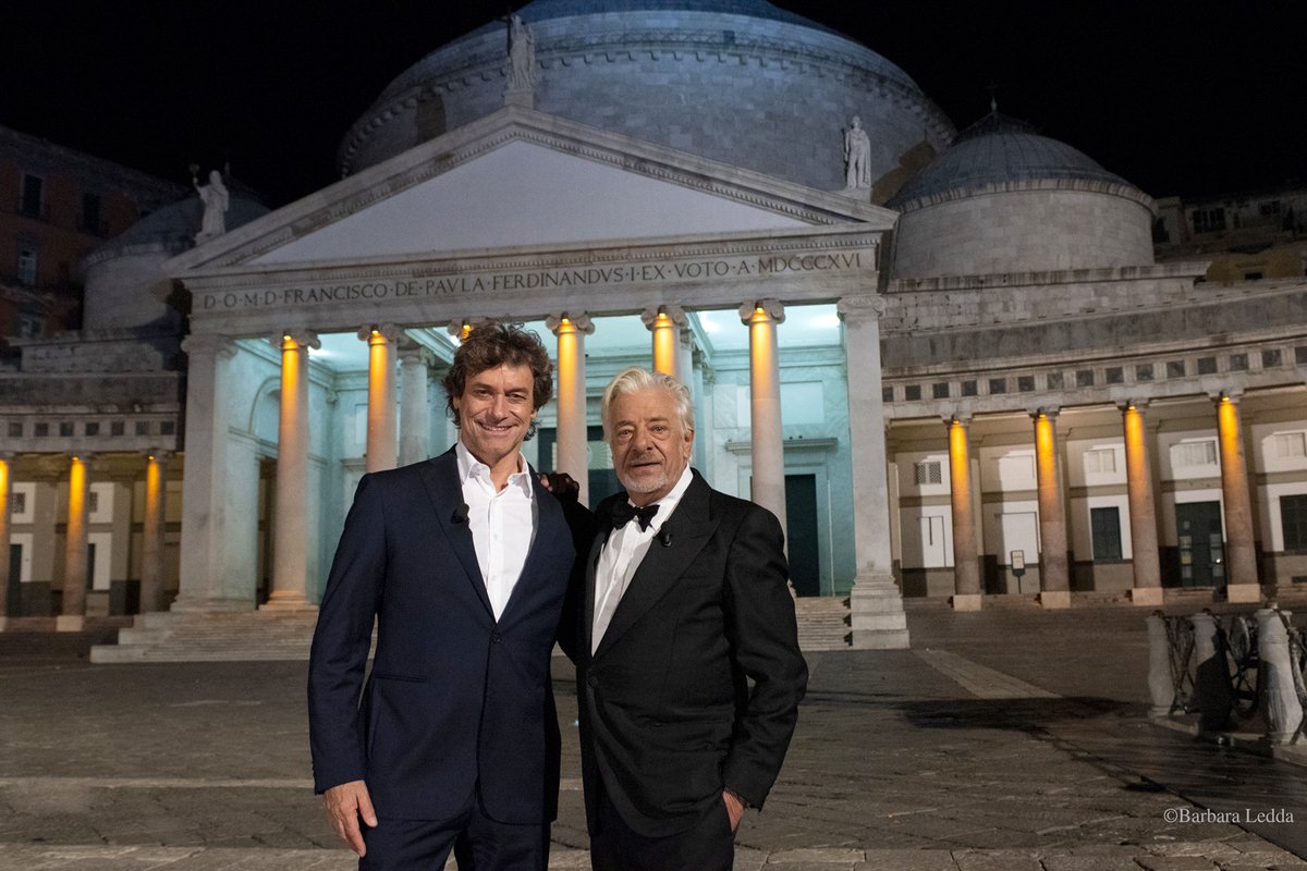 albertoangela's tweet photo. Vi aspetto alle 21.25 su @RaiUno per #StanotteaNapoli. Accompagnati dalla magia della serata di Natale e da alcuni amici che ci aiuteranno a raccontarla, viaggeremo tra le strade, i monumenti, gli artisti, la cucina e le tradizioni di una delle città più affascinanti del mondo. https://t.co/MxcIvAJlxv