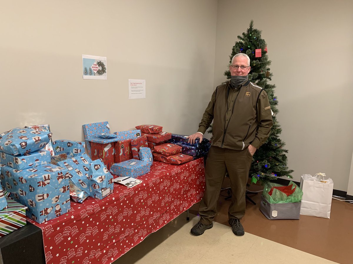 Merry Christmas 🎁🎄! Giving tree in Stratham! We were able to help provide for 3 families in need. Thank you to Dennis for your leadership and making this happen! ⁦<a href="/CarolBTome/">Carol Tomé</a>⁩ ⁦<a href="/ron_mayorga1/">Ron Mayorga</a>⁩ ⁦<a href="/amy_madeira/">Amy Madeira</a>⁩ ⁦<a href="/Erickalyons/">Ericka Lyons Golia</a>⁩ ⁦⁦<a href="/jenkowalik_/">Jennifer Kowalik</a>⁩