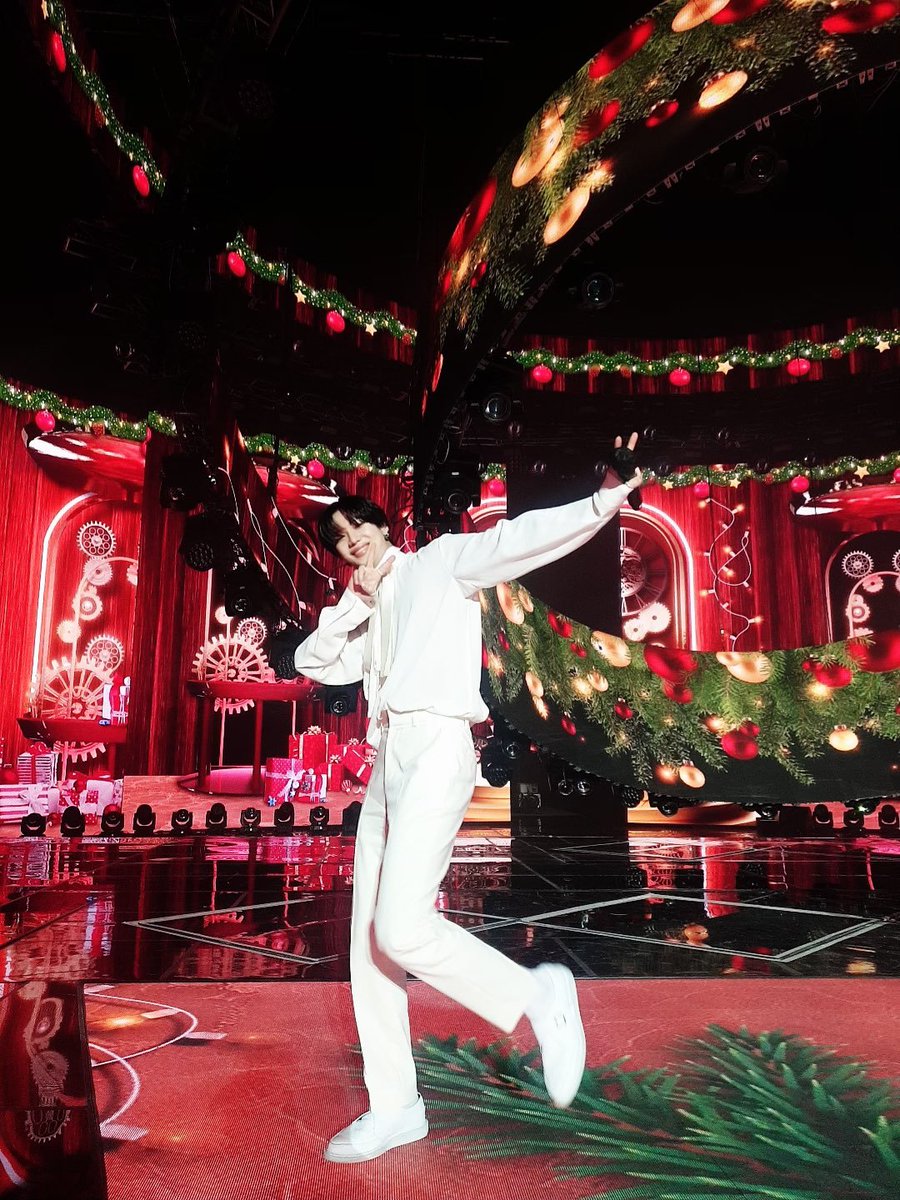leeultaemin's tweet photo. Feliz navidad ♡♥︎ https://t.co/FZrZGo30Uj