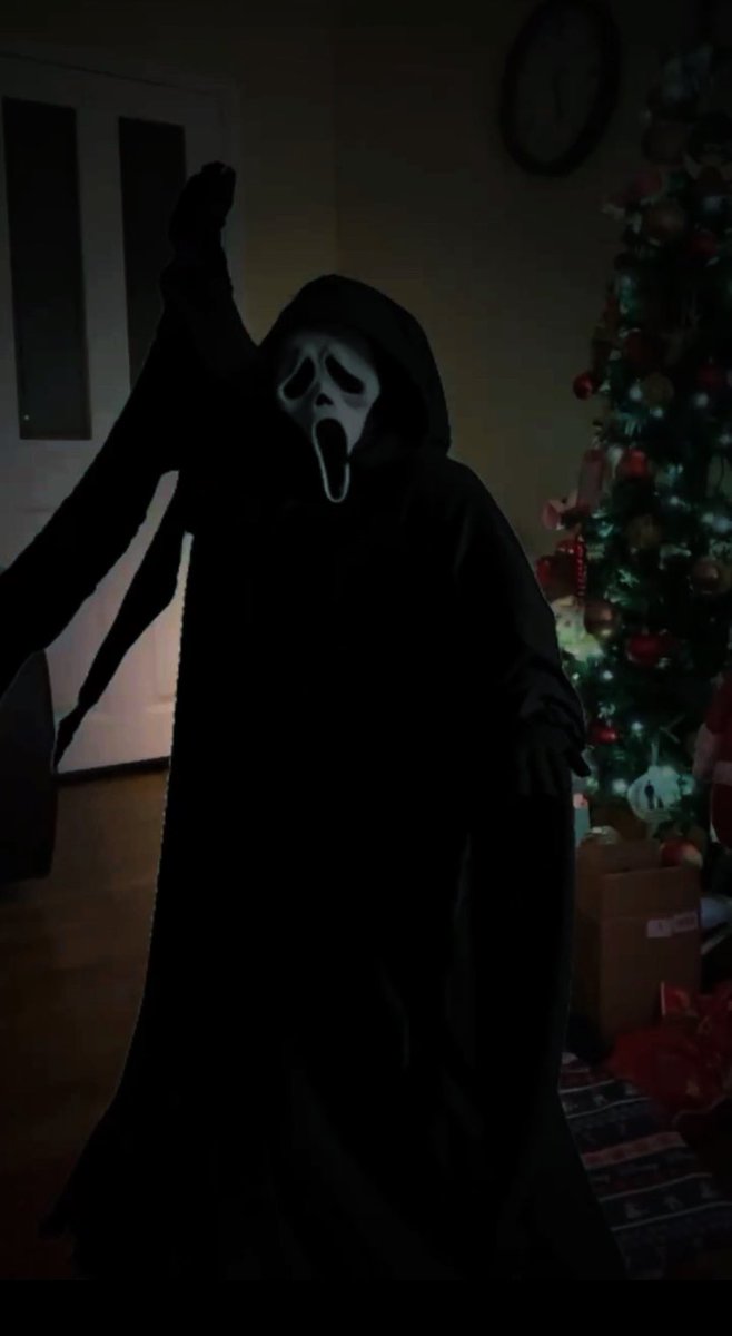 liamdearden's tweet photo. Well this isn’t who I expected under the tree! But I’m certainly ready for a Holiday #Scream !!! Come January! 🎄👻🔪🩸#GhostfaceIsWatching #12ScreamsForTheHolidays @ParamountUK @ScreamMovies https://t.co/j35m0afqBG