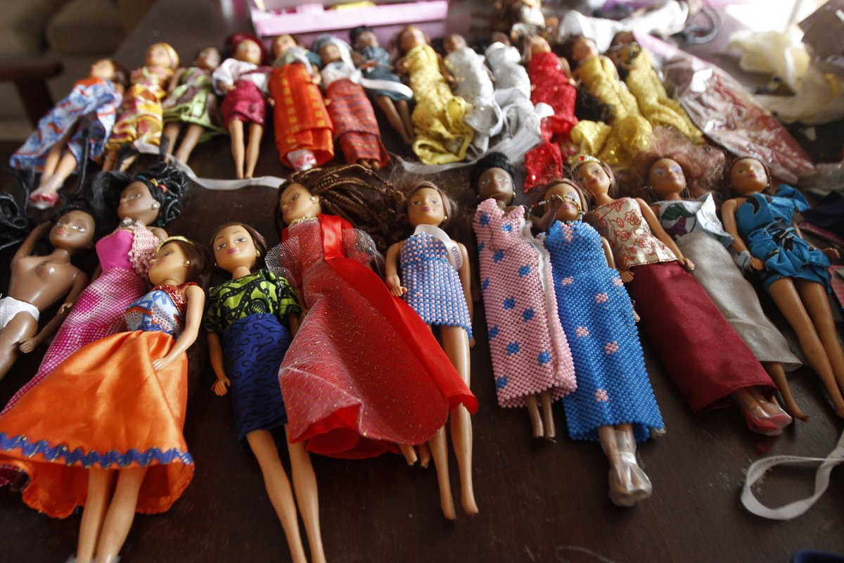 🧜‍♀️ Mermaids with dreadlocks
🌍 Dolls with African head wraps
✨ Black Sugar Plum Fairy

This is how more Black British toymakers like <a href="/InClarkesCloset/">Clarkes Closet</a> are creating diverse dolls to help kids feel included. #Christmas news.trust.org/item/202112230…