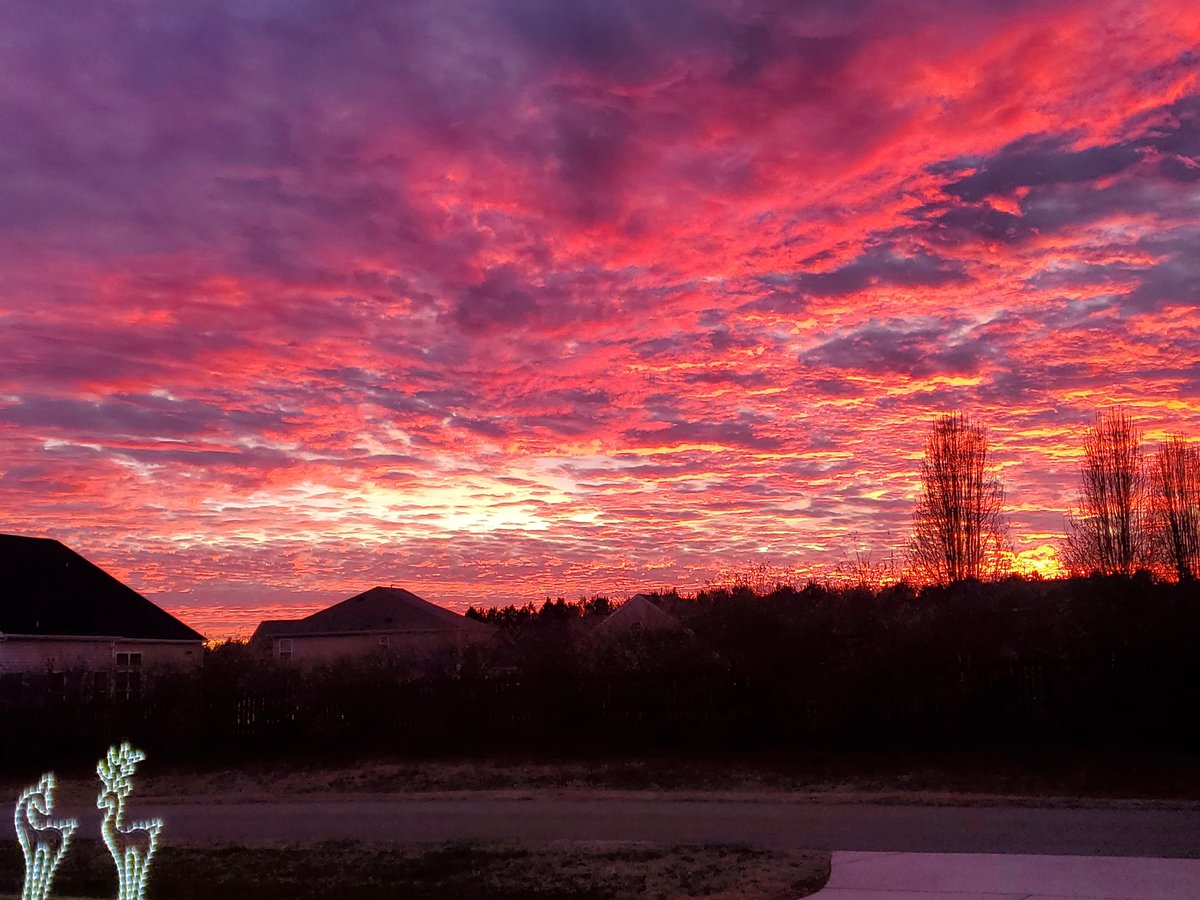 Wishing everyone who celebrates a very Merry Christmas and a happy holidays.

Here's a little Christmas Eve beauty for you!