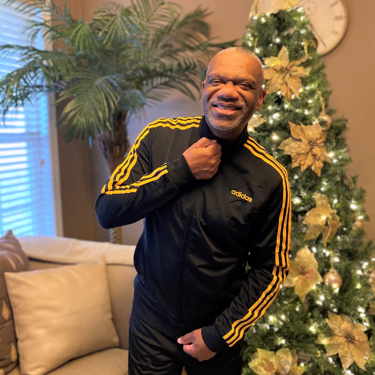 drharris06's tweet photo. Hoping your Holiday is filled with joy, love, and positivity. Enjoy your family and have fun!!
•
•
#HarrisDNA
#HappyHolidays 
#Adidas
#family 
#peace https://t.co/LlFkVR1InZ